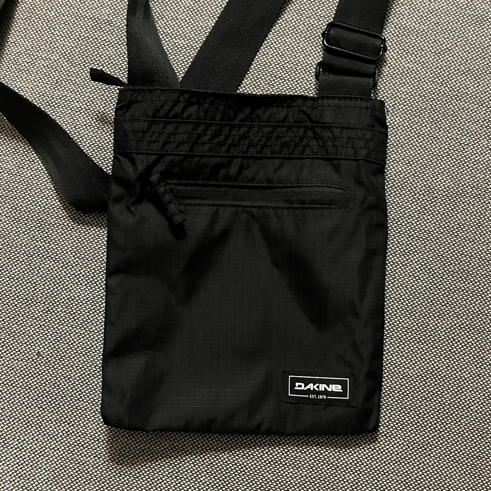 📸 Dakine • Jive Black Ripstop Crossbody Day Pack / Travel Bag •
